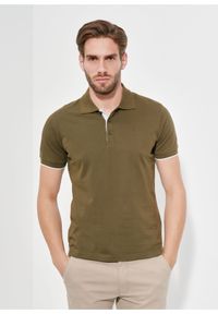 Ochnik - Koszulka polo męska w kolorze khaki. Typ kołnierza: polo. Kolor: zielony. Materiał: bawełna