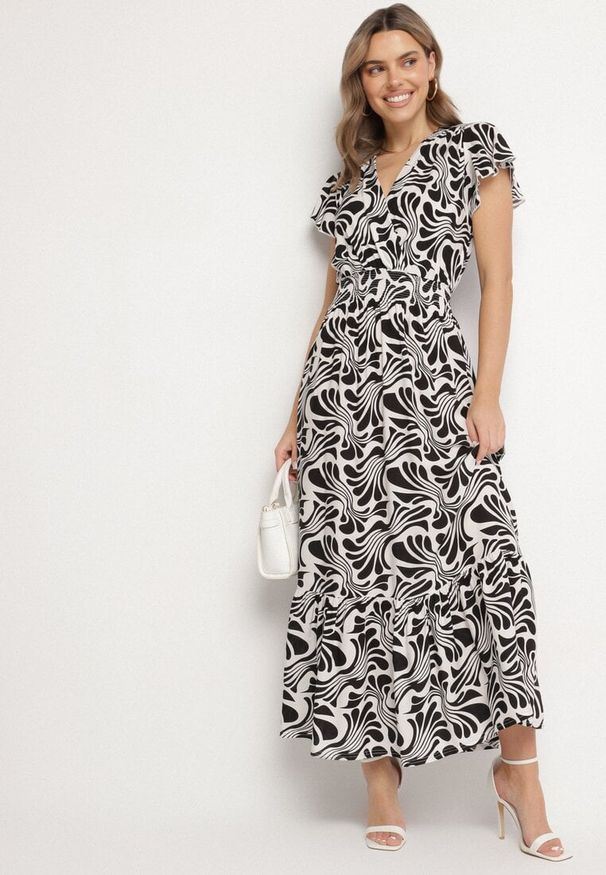 Born2be - Czarna Sukienka o Kopertowym Fasonie z Falbanką w Kwiatowy Wzór Flormoi. Okazja: na co dzień. Typ kołnierza: kołnierz z falbankami, dekolt kopertowy. Kolor: czarny. Materiał: materiał, jeans. Wzór: kwiaty. Sezon: wiosna, lato. Typ sukienki: kopertowe. Styl: klasyczny, casual