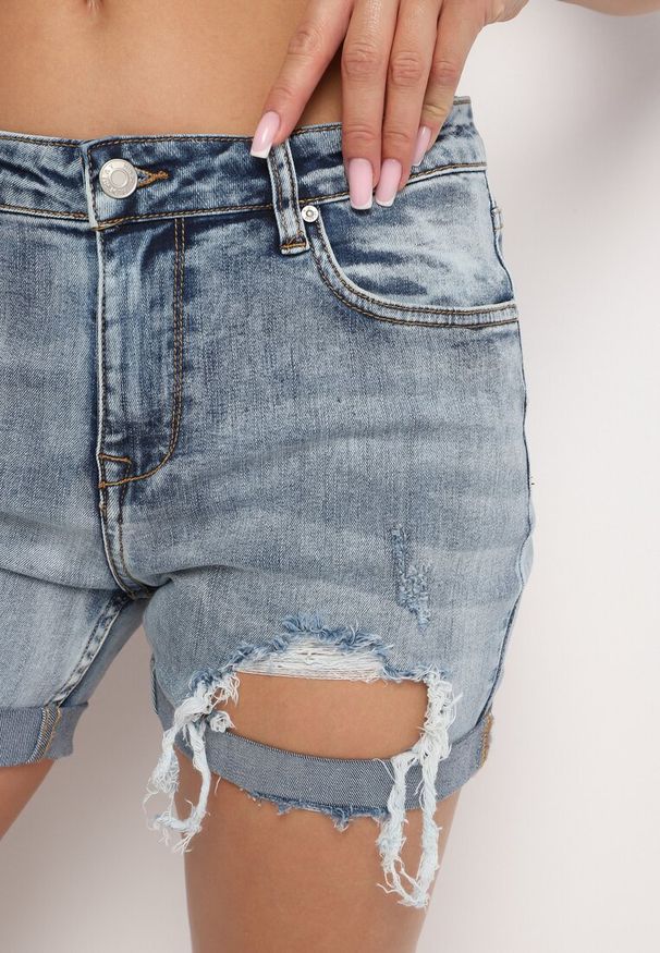 Born2be - Jasnoniebieskie Bawełniane Szorty Jeansowe o Klasycznym Kroju z Wysokim Stanem i Przetarciami Vimishas. Okazja: na co dzień. Stan: podwyższony. Kolor: niebieski. Materiał: jeans, bawełna. Sezon: lato. Styl: klasyczny