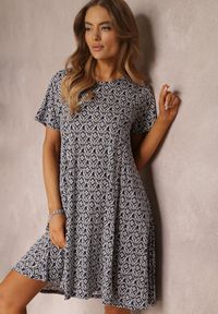 Renee - Granatowa Sukienka Mini z Krótkimi Rękawami i Wzorem w Kwiaty Cassatha. Kolor: niebieski. Długość rękawa: krótki rękaw. Wzór: kwiaty. Sezon: lato. Długość: mini