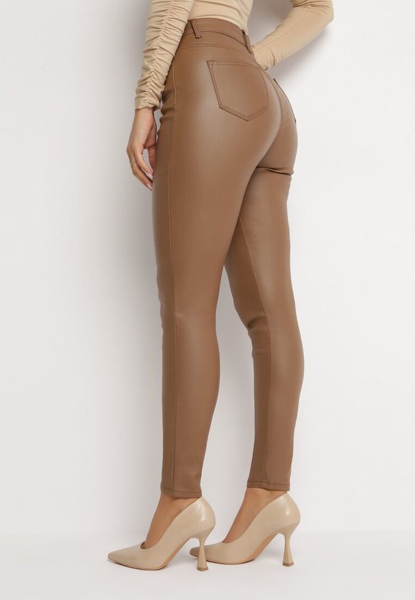 Born2be - Jasnobrązowe Modelujące Spodnie Skinny z Imitacji Skóry Natividade. Okazja: na co dzień. Kolor: brązowy. Materiał: skóra. Wzór: aplikacja. Styl: elegancki, wizytowy, casual
