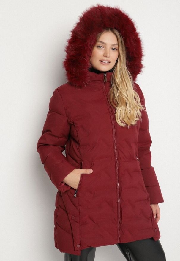 Born2be - Bordowa Pikowana Kurtka z Kapturem z Futerkiem Espenna. Okazja: na co dzień. Typ kołnierza: kaptur. Kolekcja: plus size. Kolor: czerwony. Materiał: futro. Sezon: zima. Styl: elegancki, casual