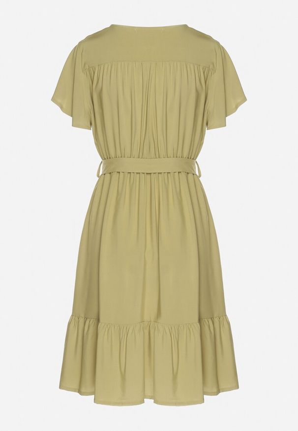 Born2be - Zielona Wiskozowa Sukienka z Kopertowym Dekoltem i Paskiem Aurenelle. Okazja: na co dzień. Typ kołnierza: dekolt kopertowy. Kolor: zielony. Materiał: wiskoza. Długość rękawa: krótki rękaw. Sezon: wiosna, lato. Typ sukienki: kopertowe. Styl: casual