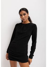 Marsala - Dopasowana sukienka z marszczeniami w kolorze SHINY BLACK - ALIZEE-L. Okazja: na imprezę. Materiał: materiał. Typ sukienki: proste. Styl: klasyczny. Długość: mini #1