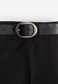 Renee - Czarne Spodnie Garniturowe na Kant VICES Zdobione Zapięciem z Klamrą Azisore. Okazja: na imprezę. Kolor: czarny. Materiał: jedwab, skóra. Wzór: aplikacja #3