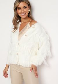 Born2be - Jasnobeżowy Puchaty Kardigan Wykończony Perełkami i Piórami Mavanora. Kolor: beżowy. Materiał: wełna, jeans. Wzór: aplikacja. Styl: klasyczny