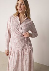Born2be - Różowy Komplet z Bawełny w Kratę Kopertowa Wiązana Bluzka i Rozkloszowana Spódnica Alais. Kolor: różowy. Materiał: bawełna #2