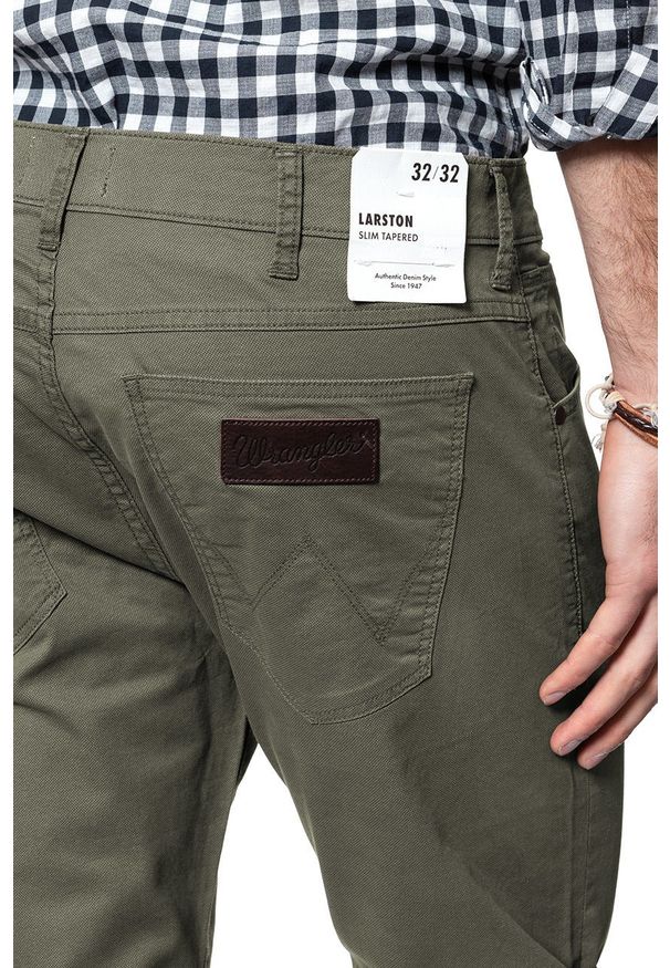 Wrangler - WRANGLER SPODNIE MĘSKIE LARSTON DUSTY OLIVE W18SXC275 112127672. Materiał: materiał
