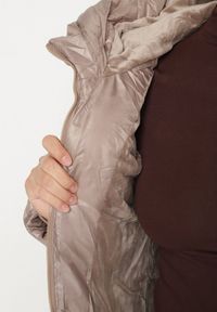 Born2be - Ciemnobeżowa Pikowana Kurtka o Prostym Kroju z Kapturem Nalarea. Okazja: na co dzień. Typ kołnierza: kaptur. Kolekcja: plus size. Kolor: beżowy. Materiał: jeans, poliester, dzianina. Styl: klasyczny, casual, elegancki #6