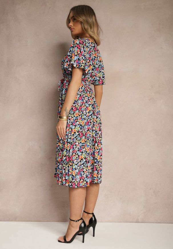 Renee - Czarna Sukienka z Plisami w Kwiecisty Print o Rozkloszowanym Kroju Lanelin. Kolor: czarny. Długość rękawa: krótki rękaw. Wzór: nadruk. Sezon: wiosna, lato. Typ sukienki: rozkloszowane