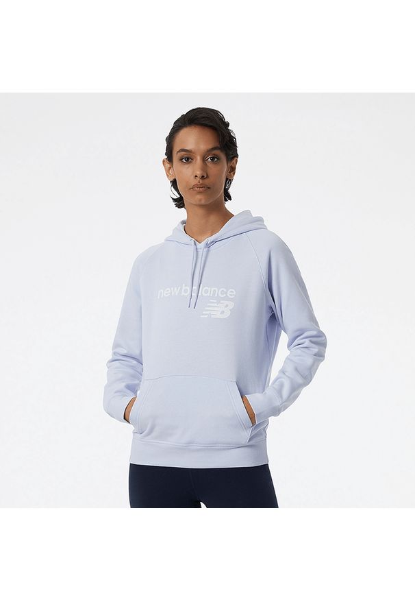 Bluza New Balance WT03810SIY - niebieska. Okazja: na co dzień. Typ kołnierza: kaptur. Kolor: niebieski. Materiał: poliester, materiał, bawełna. Wzór: napisy, nadruk. Styl: klasyczny, sportowy, casual