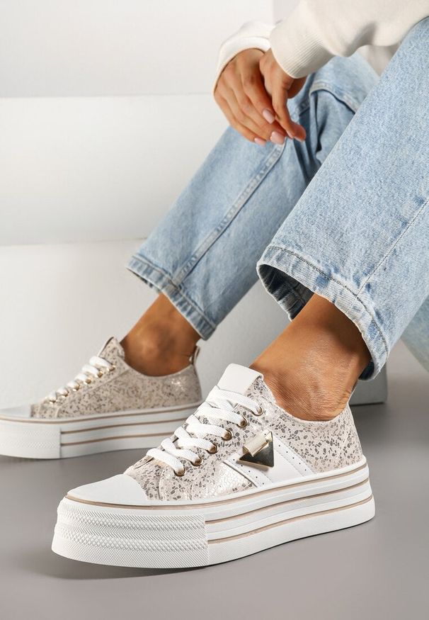 Born2be - Złote Trampki na Grubej Podeszwie z Metaliczną Wstawką Telarella. Okazja: na co dzień, na spacer. Kolor: złoty. Materiał: jeans. Styl: casual