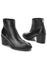 Czarne Botki Damskie Carinii Skórzane Modne Obuwie. Okazja: na co dzień. Kolor: czarny. Materiał: skóra. Szerokość cholewki: normalna. Wzór: aplikacja. Obcas: na obcasie. Styl: casual. Wysokość obcasa: średni #8