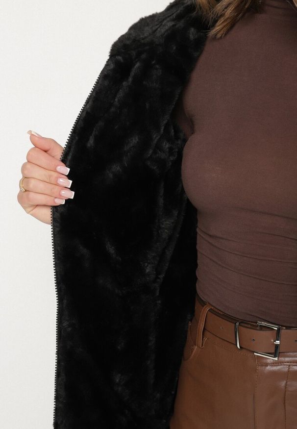 Born2be - Czarna Pikowana Kurtka Dwustronna z Kapturem i Futerkiem Rinaresa. Okazja: na co dzień. Typ kołnierza: kaptur. Kolor: czarny. Materiał: futro. Styl: elegancki, casual