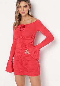 Born2be - Czerwona Dopasowana Sukienka Hiszpanka z Marszczeniem i Aplikacją Kwiatu Orsa. Okazja: na co dzień. Typ kołnierza: dekolt hiszpanka. Kolor: czerwony. Materiał: wiskoza. Wzór: aplikacja, kwiaty. Styl: casual, elegancki #2
