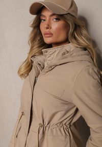 Renee - Ciemnobeżowa Długa Kurtka z Kieszeniami i Kapturem Podkreślająca Talię Tarindela. Okazja: na spacer. Kolor: beżowy. Materiał: jeans. Długość: długie. Styl: elegancki #3