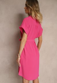 Renee - Fuksjowa Sukienka Koszulowa Wiązana w Pasie z Krótkimi Rękawami Wellwood. Kolekcja: plus size. Kolor: różowy. Materiał: tkanina. Długość rękawa: krótki rękaw. Wzór: gładki. Sezon: lato, wiosna. Typ sukienki: koszulowe. Długość: midi #5