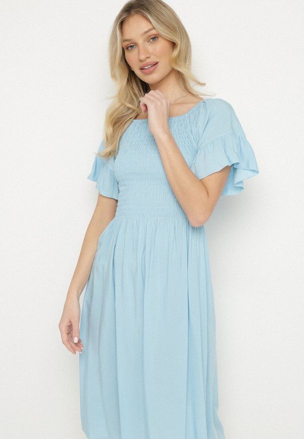 Born2be - Jasnoniebieska Rozkloszowana Sukienka Bawełniana z Bufiastymi Rękawami i Elastyczną Górą Veliova. Okazja: na co dzień. Kolor: niebieski. Materiał: bawełna. Styl: casual, elegancki