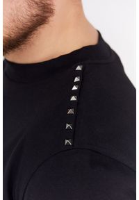 Valentino Garavani - VALENTINO Czarny t-shirt męski z ćwiekami. Kolor: czarny. Materiał: prążkowany #5