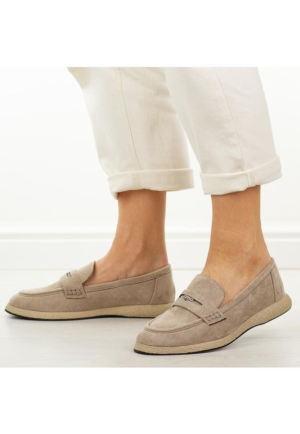 Beżowe mokasyny damskie Vinceza 62273. Okazja: na co dzień, na spacer. Nosek buta: okrągły. Kolor: beżowy. Materiał: zamsz. Szerokość cholewki: normalna. Sezon: wiosna, lato. Styl: casual, klasyczny, elegancki