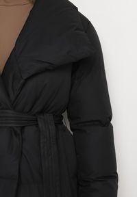 Born2be - Czarna Kurtka Długa Pikowana z Wiązanym Paskiem Clysa. Okazja: na spacer, na co dzień. Kolor: czarny. Materiał: jeans. Długość: długie. Sezon: jesień. Styl: elegancki, casual #2