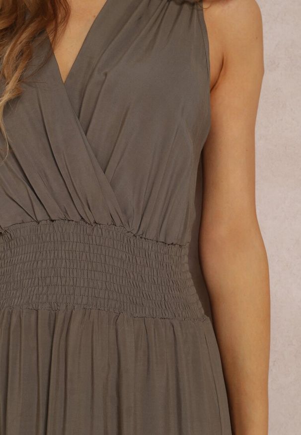 Renee - Ciemnozielona Sukienka Thesarpia. Kolor: zielony. Materiał: tkanina, wiskoza. Długość rękawa: na ramiączkach. Wzór: gładki, jednolity. Typ sukienki: kopertowe. Styl: klasyczny. Długość: maxi