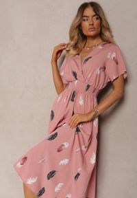 Renee - Ciemnoróżowa Sukienka Namsilone. Typ kołnierza: dekolt w serek. Kolor: różowy. Długość rękawa: krótki rękaw. Styl: elegancki #4