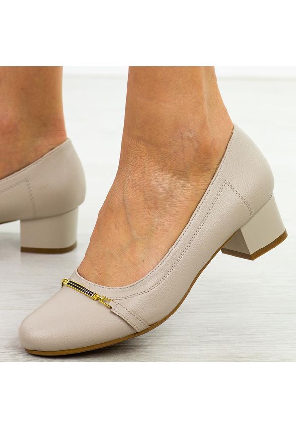 Czółenka Wt damskie na obcasie M.Daszyński Sa210-12. Okazja: na co dzień, na spotkanie biznesowe, na ślub cywilny, na wesele, na imprezę. Nosek buta: okrągły. Kolor: beżowy. Szerokość cholewki: normalna. Wzór: aplikacja. Materiał: skóra. Sezon: wiosna, lato. Obcas: na obcasie. Styl: casual, biznesowy, elegancki, klasyczny. Wysokość obcasa: średni