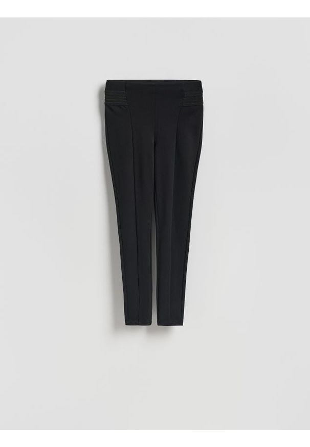 Reserved - Legginsy z ozdobną taśmą - czarny. Kolor: czarny. Materiał: wiskoza, dzianina