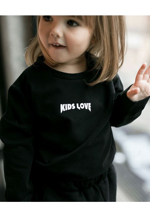 KIDS LOVE - Czarna koszulka z logo. Okazja: na co dzień. Kolor: czarny. Materiał: dresówka. Długość rękawa: długi rękaw. Długość: długie. Styl: klasyczny, casual