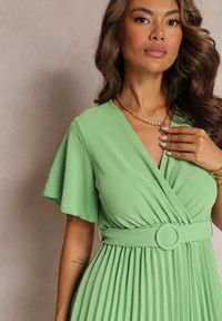 Renee - Zielona Sukienka Plisowana z Paskiem i Kopertowym Dekoltem Azelea. Kolor: zielony. Materiał: materiał. Typ sukienki: kopertowe #5