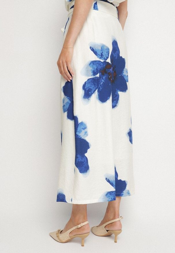 Born2be - Niebieska Spódnica z Wiskozy w Kwiaty z Wysokim Stanem Guzikami i Paskiem Zelseli. Okazja: na co dzień. Stan: podwyższony. Kolor: niebieski. Materiał: wiskoza. Wzór: kwiaty. Sezon: wiosna, lato. Styl: casual, elegancki