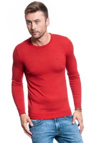 Wrangler - MĘSKI SWETER WRANGLER CREW KNIT RED W85674Q47. Okazja: na co dzień. Kolor: czerwony. Materiał: sztruks, jeans, bawełna, wełna, poliester. Długość: długie. Wzór: jednolity, gładki. Styl: casual, klasyczny