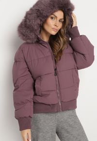 Born2be - Fioletowa Pikowana Kurtka z Szerokimi Ściągaczami i Ozdobnym Futrem przy Kapturze Inandria. Okazja: na spotkanie biznesowe, do pracy, na co dzień. Kolor: fioletowy. Materiał: futro. Długość rękawa: długi rękaw. Długość: długie. Styl: elegancki, casual, klasyczny, biznesowy #1