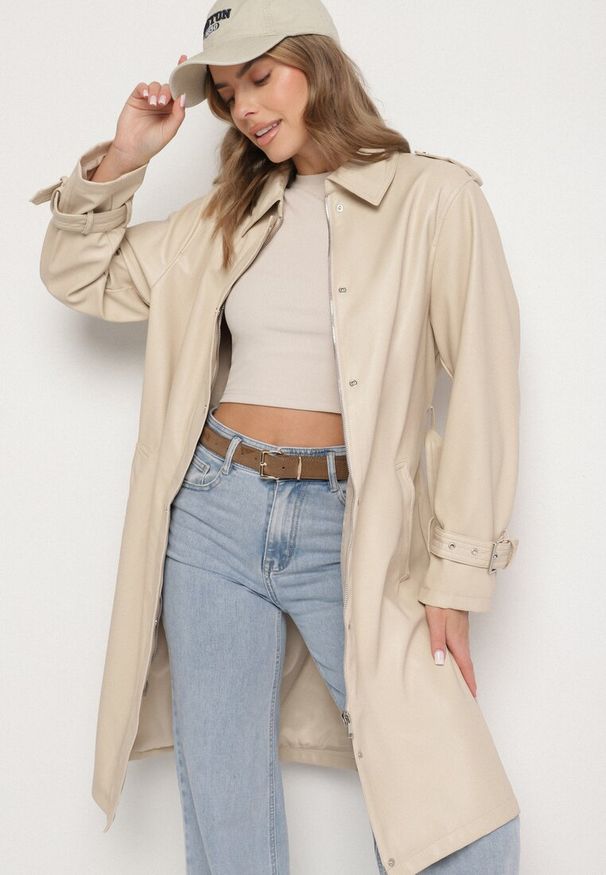 Born2be - Ciemnobeżowy Płaszcz Typu Trencz z Regulowanym Paskiem i Wsuwanymi Kieszeniami Maivira. Okazja: na co dzień. Kolor: beżowy. Materiał: jeans. Długość rękawa: długi rękaw. Długość: długie. Styl: klasyczny, elegancki, casual