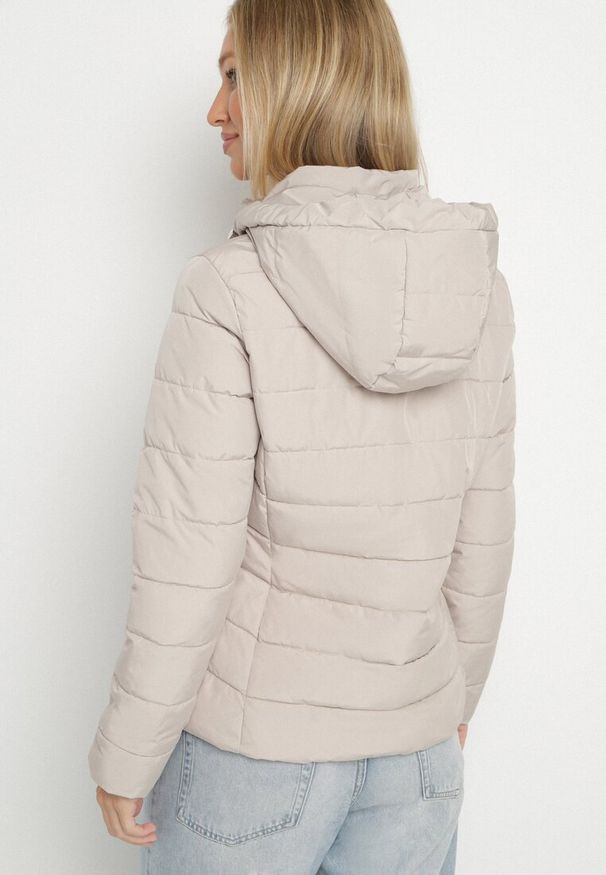 Born2be - Ciemnobeżowa Przejściowa Kurtka z Pikowanymi Przeszyciami i Odpinanym Kapturem Olunea. Okazja: na co dzień, na spacer. Kolor: beżowy. Materiał: poliester, jeans. Styl: casual, elegancki