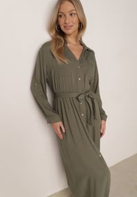 Born2be - Zielona Bawełniana Sukienka Koszulowa z Paskiem i Regulowanymi Rękawami Sadevia. Okazja: na co dzień, do pracy, na spotkanie biznesowe, na spacer. Kolor: zielony. Materiał: bawełna. Typ sukienki: koszulowe. Styl: klasyczny, casual, biznesowy, elegancki. Długość: midi #2