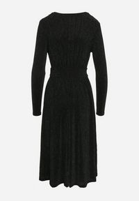 Born2be - Zielona Taliowana Sukienka z Wiskozą o Rozkloszowanym Kroju Zdobiona Metaliczną Nicią Mesinae. Okazja: do pracy, na spotkanie biznesowe. Typ kołnierza: dekolt w kształcie V. Kolor: zielony. Materiał: wiskoza. Długość rękawa: długi rękaw. Wzór: aplikacja. Typ sukienki: rozkloszowane. Styl: wizytowy, glamour, elegancki, biznesowy #6