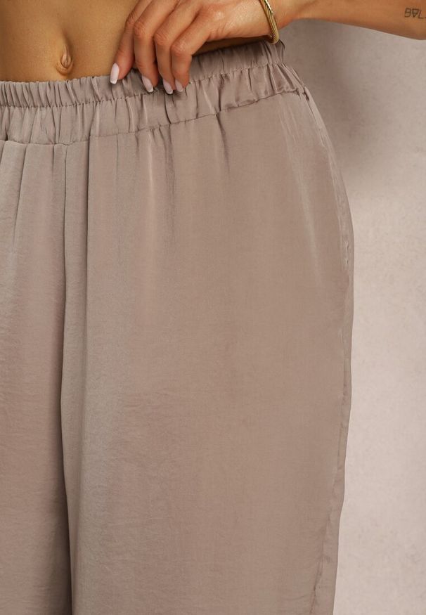 Renee - Ciemnobeżowe Wiskozowe Spodnie Szerokie High Waist Rissalene. Okazja: do pracy, na spotkanie biznesowe. Stan: podwyższony. Kolor: beżowy. Materiał: wiskoza. Styl: elegancki, biznesowy