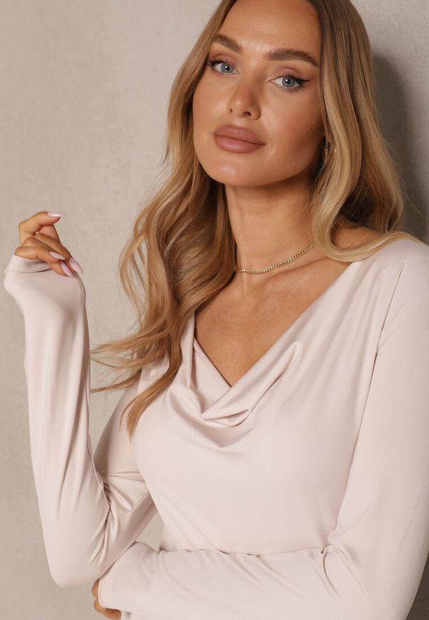 Renee - Beżowa Bluzka z Wiskozą w Eleganckim Stylu z Dekoltem Woda Tathelena. Typ kołnierza: dekolt woda. Kolor: beżowy. Materiał: wiskoza. Długość rękawa: długi rękaw. Długość: długie. Styl: elegancki