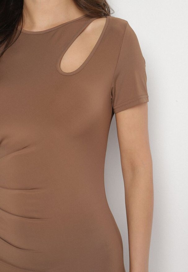 Born2be - Brązowa Sukienka o Dopasowanym Fasonie z Lekkimi Marszczeniami Aporea. Okazja: na co dzień. Kolor: brązowy. Długość rękawa: krótki rękaw. Sezon: wiosna, lato. Typ sukienki: dopasowane, sportowe. Styl: casual, elegancki, sportowy