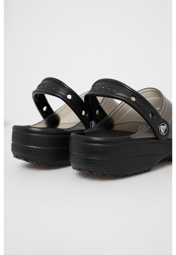 Crocs - Klapki. Kolor: czarny. Materiał: guma. Obcas: na obcasie. Wysokość obcasa: niski