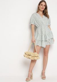 Born2be - Biało-Zielona Sukienka Mini z Falbankami i Kopertowym Dekoltem z Gumką w Talii Isarola. Typ kołnierza: kołnierz z falbankami. Kolor: biały. Wzór: kwiaty. Sezon: lato. Typ sukienki: kopertowe. Długość: mini #7