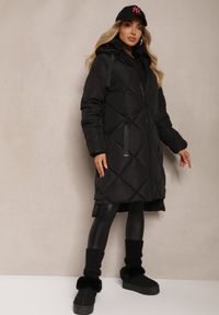 Renee - Czarna Pikowana Kurtka z Przeszyciem w Kratę Kapturem i Kieszeniami Zenetta. Typ kołnierza: kaptur. Kolor: czarny. Materiał: jeans. Długość: długie. Styl: klasyczny, sportowy, elegancki
