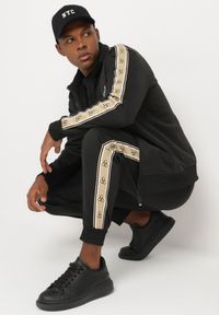 Born2be - Czarna Bluza z Ozdobnymi Paskami i Napisem Rinathra. Okazja: na co dzień. Kolor: czarny. Materiał: jeans. Wzór: napisy. Styl: klasyczny, casual #3