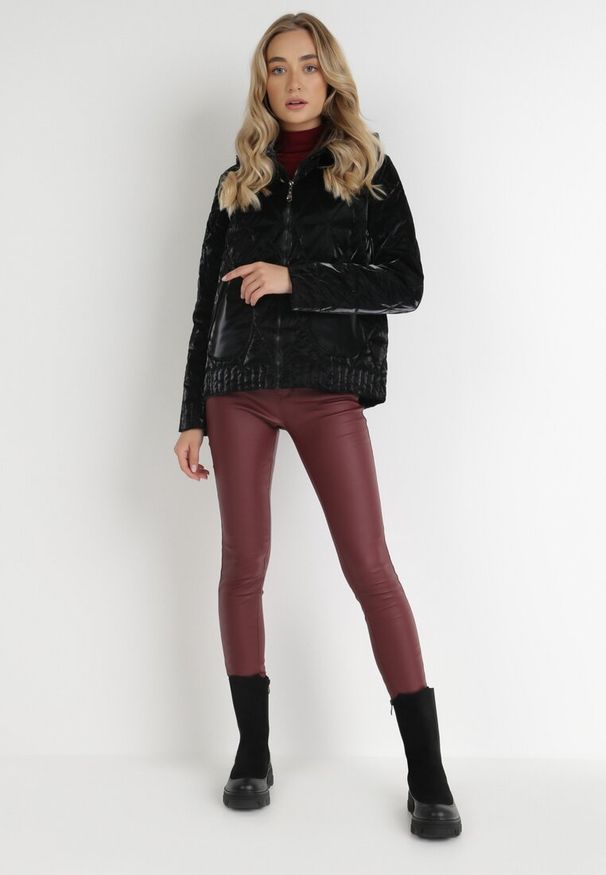 Born2be - Czarna Kurtka Avasha. Kolor: czarny. Materiał: dresówka, tkanina. Długość: krótkie. Wzór: jednolity. Styl: klasyczny