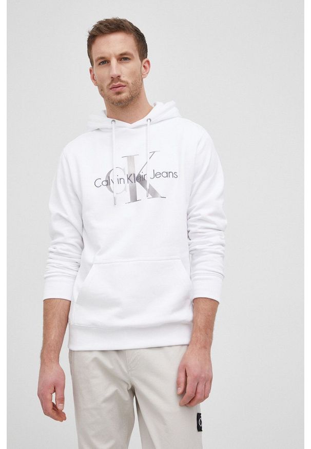 Calvin Klein Jeans Bluza bawełniana J30J320805.PPYY męska kolor biały z kapturem z aplikacją. Okazja: na co dzień. Typ kołnierza: kaptur. Kolor: biały. Materiał: bawełna. Wzór: aplikacja. Styl: casual