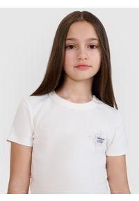 4f - 4F T-shirt regular z nadrukiem dziewczęcy - kremowy 140 (9-10 lat). Okazja: na co dzień. Kolor: kremowy. Materiał: jersey, bawełna, dzianina. Długość rękawa: krótki rękaw. Długość: krótkie. Wzór: nadruk. Sezon: lato. Styl: casual, sportowy #2