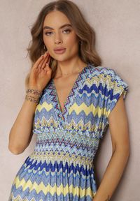 Renee - Niebieska Wzorzysta Sukienka Maxi z Gumką w Talii i Rozkloszowanym Dołem Noareya. Okazja: na co dzień. Kolor: niebieski. Typ sukienki: kopertowe, proste. Styl: casual. Długość: maxi #4