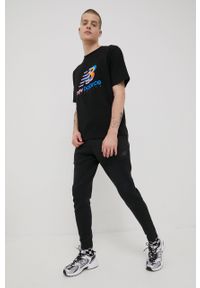 New Balance spodnie dresowe męskie kolor czarny gładkie. Kolor: czarny. Materiał: dresówka. Wzór: gładki